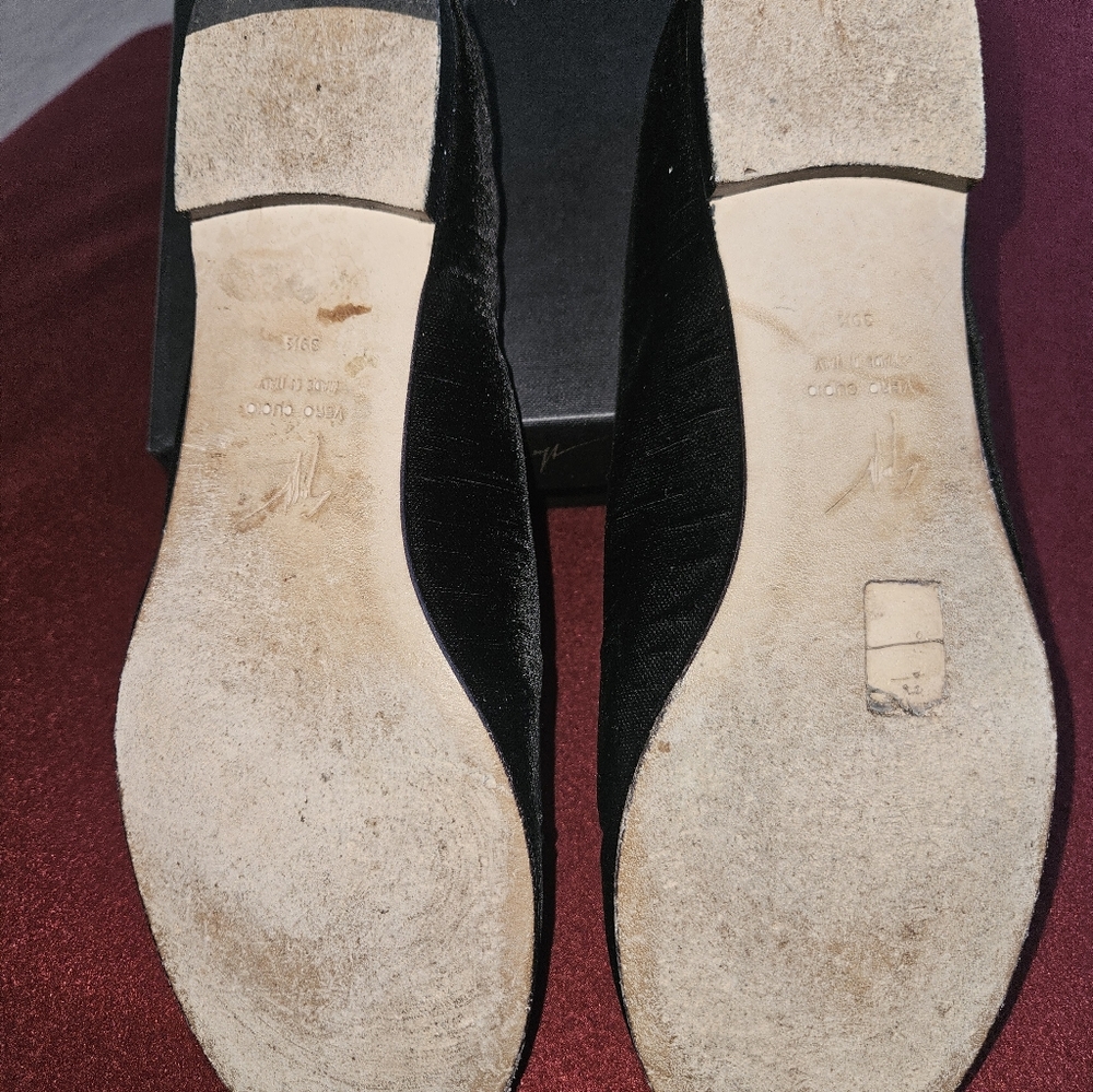 Chic Black Loafers with Gold Detailing - Picture 7 of 10